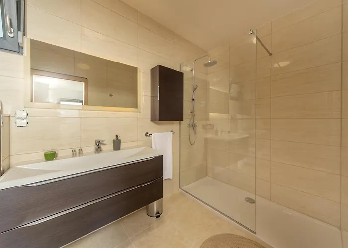 Neptune * Стариград-Пакленица