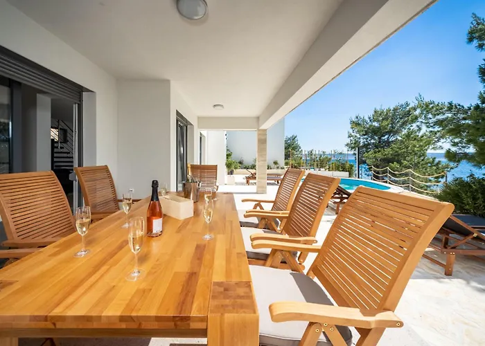 Neptune * Стариград-Пакленица