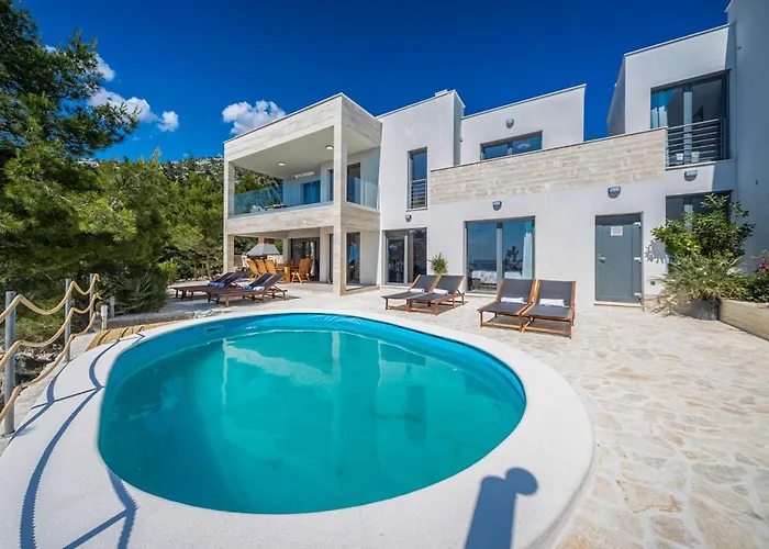 Neptune * Стариград-Пакленица